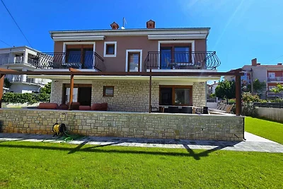 Villa Pomigranai mit Swimmingpool