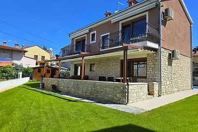 Villa Pomigranai mit Swimmingpool