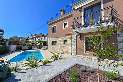 Villa Pomigranai mit Swimmingpool