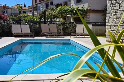 Villa Pomigranai mit Swimmingpool