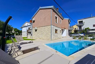 Villa Pomigranai mit Swimmingpool