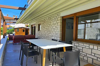 Villa Pomigranai mit Swimmingpool