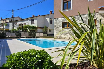 Villa Pomigranai mit Swimmingpool