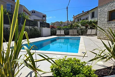 Villa Pomigranai mit Swimmingpool