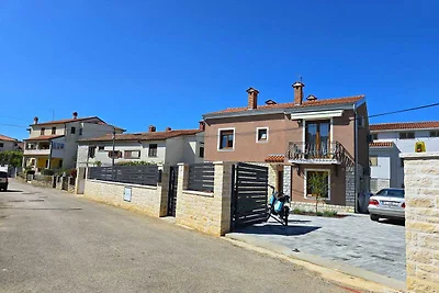 Villa Pomigranai mit Swimmingpool