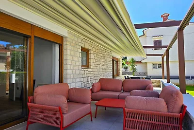 Villa Pomigranai mit Swimmingpool