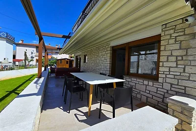 Villa Pomigranai mit Swimmingpool