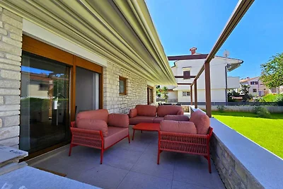 Villa Pomigranai mit Swimmingpool