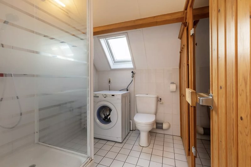 Badkamer boven met douche, toilet, wasmachine en de sauna.