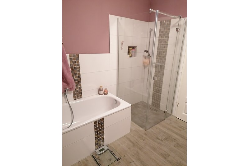 Modernes Badezimmer mit Badewanne und Dusche. .