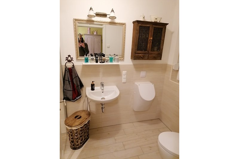 Badezimmer mit Urinal.