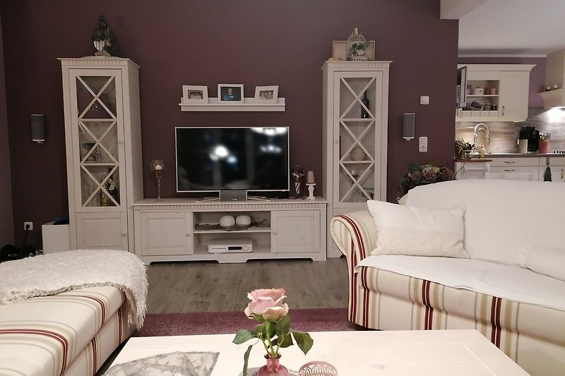 Wohnzimmer mit Fernseher und Hifi Anlage.