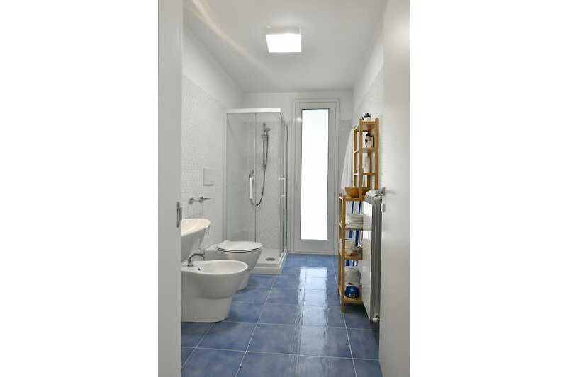 Modernes Badezimmer mit stilvoller Einrichtung und elegantem Spiegel.
