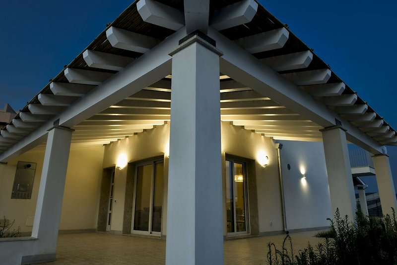 Elegante Architektur mit symmetrischer Fassade.
