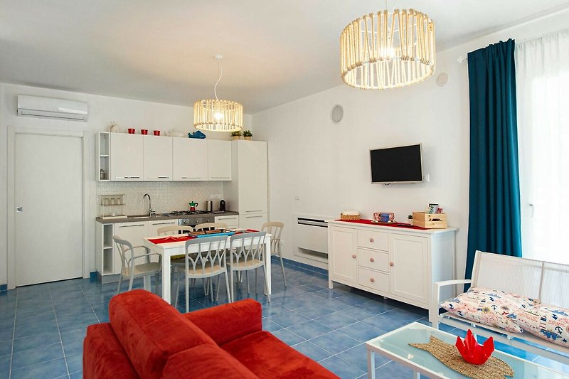 Moderne Küche mit stilvoller Einrichtung und gemütlicher Wohnzimmeratmosphäre.