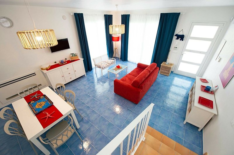 Wohnzimmer mit stilvoller Einrichtung und gemütlicher Atmosphäre.