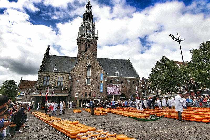 Het Waagplein in Alkmaar, op 15 minuten auto afstand.