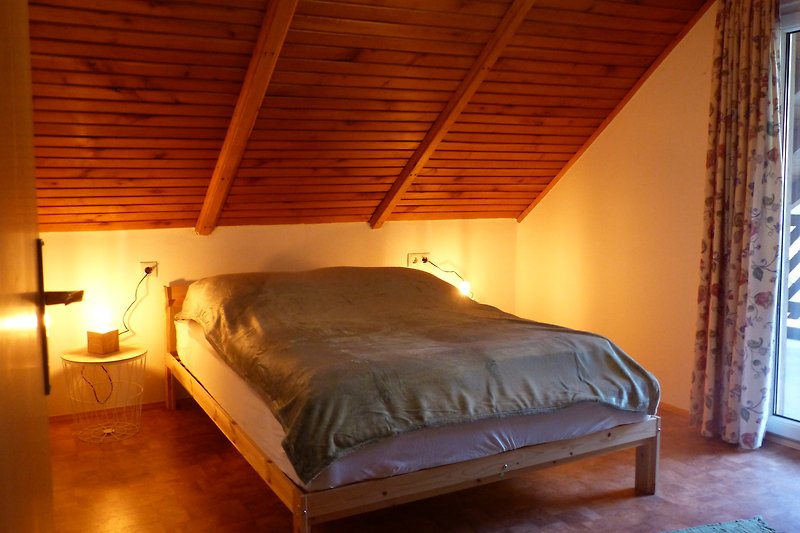 Modernes Schlafzimmer mit gemütlichem Bett, Holzmöbeln und stilvoller Beleuchtung.