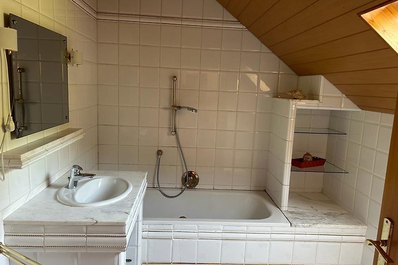 Modernes Badezimmer mit Spiegel, Dusche und Badewanne.