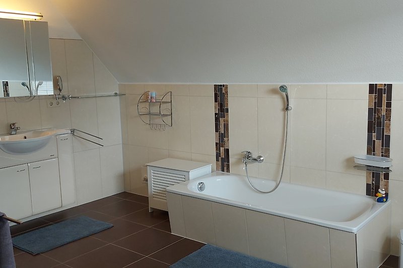 Elegantes Badezimmer mit Dusche, Spiegel und Marmor.