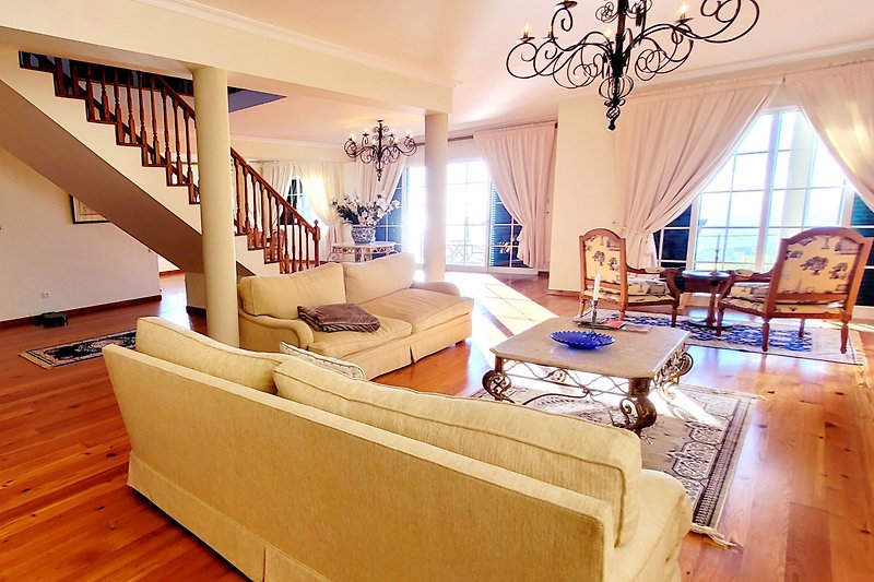 Stilvolles Wohnzimmer mit elegantem Design.