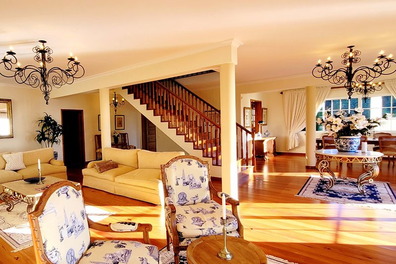 Stilvolles Wohnzimmer mit elegantem Interieur und modernen Möbeln.