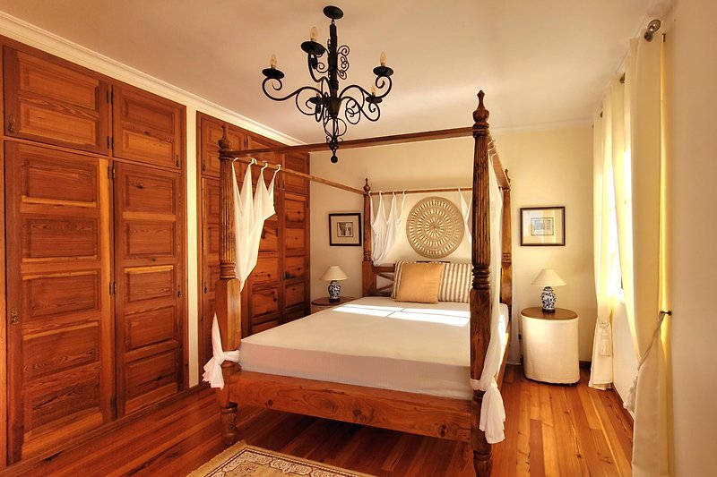 Stilvolles Schlafzimmer mit elegantem Holzmöbel und Dekoration.