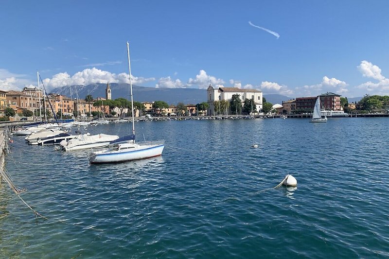 Golf von Maderno: Hafen mit Booten und glasklarem Wasser