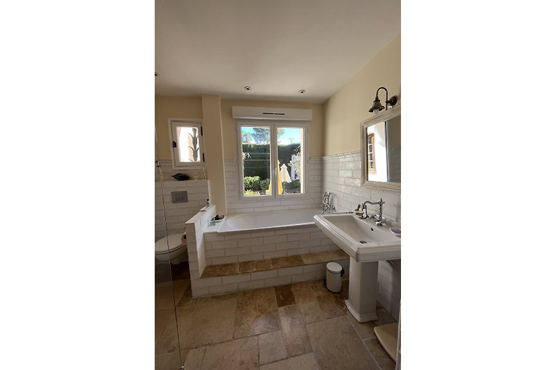 Gemütlich eingerichtetes Badezimmer im Erdgeschoss - inklusive Toilette, Badewanne und Dusche