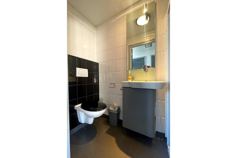 Luxe badkamer met moderne inrichting en verlichting.