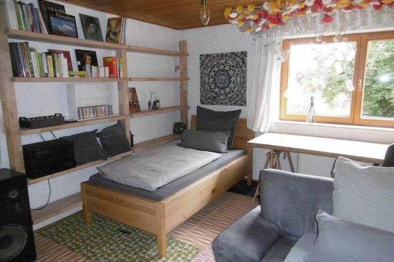 Stilvolles Wohnzimmer mit modernen Möbeln und gemütlicher Beleuchtung.