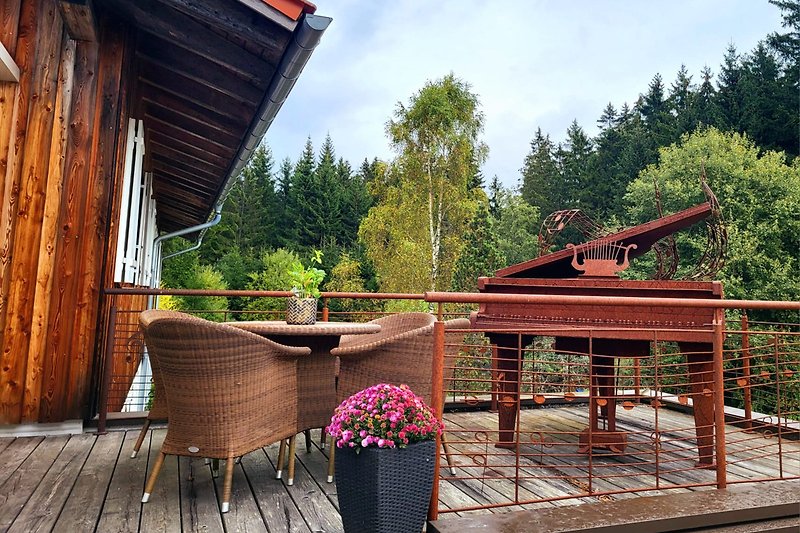 Terrasse mit Möbel und Sonnenschirm