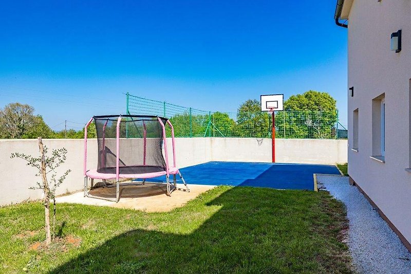 Košarkaško igralište i trampolin
