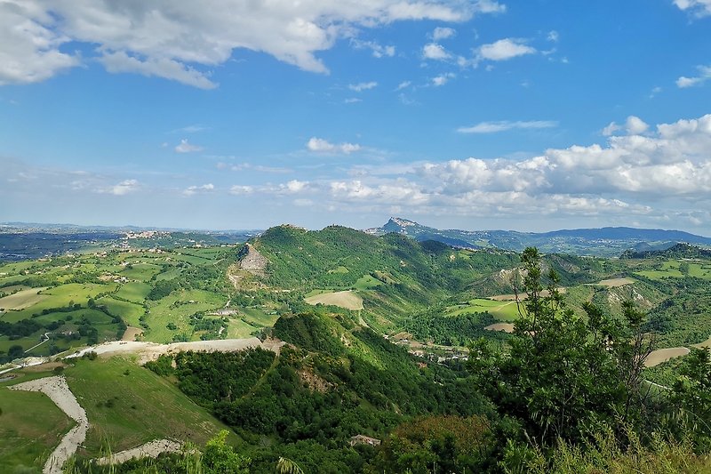Umliegende Hügellandschaft (hier: Blick von San Giovanni in Galilea)