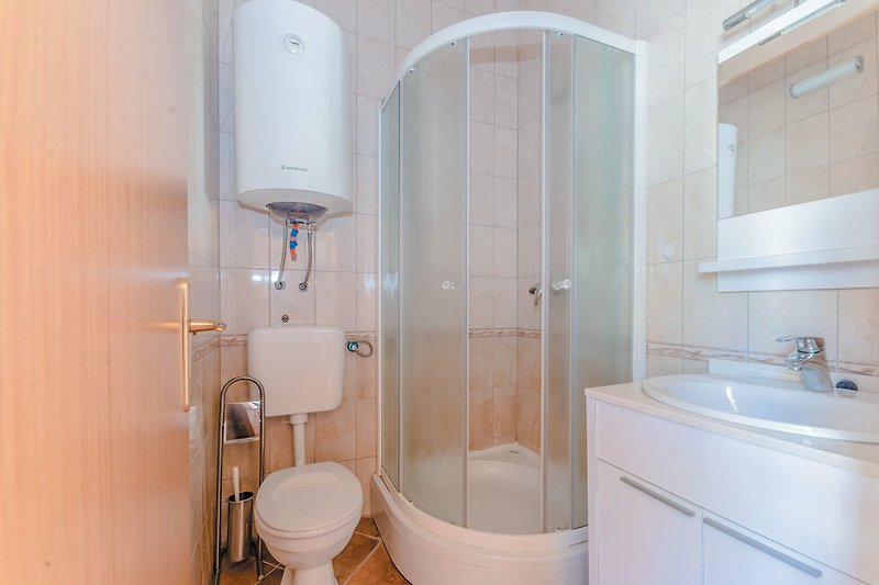 Modernes Badezimmer mit lila Akzenten und stilvoller Einrichtung.