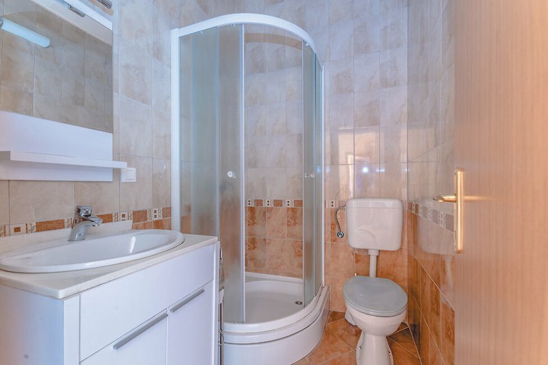 Modernes Badezimmer mit lila Akzenten und elegantem Design.