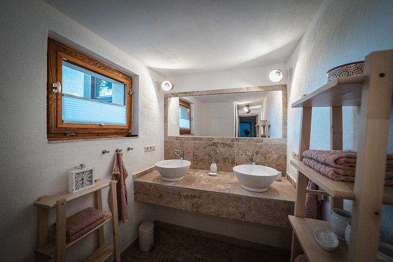 Modernes Badezimmer mit elegantem Design, Spiegel, Waschbecken und Badewanne.