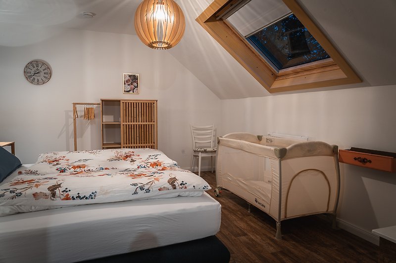 Modernes Schlafzimmer mit stilvoller Beleuchtung und elegantem Bett.