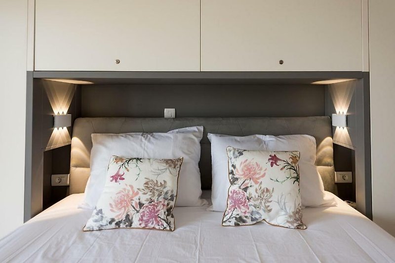Modernes Schlafzimmer mit stilvoller Einrichtung und gemütlichem Bett.