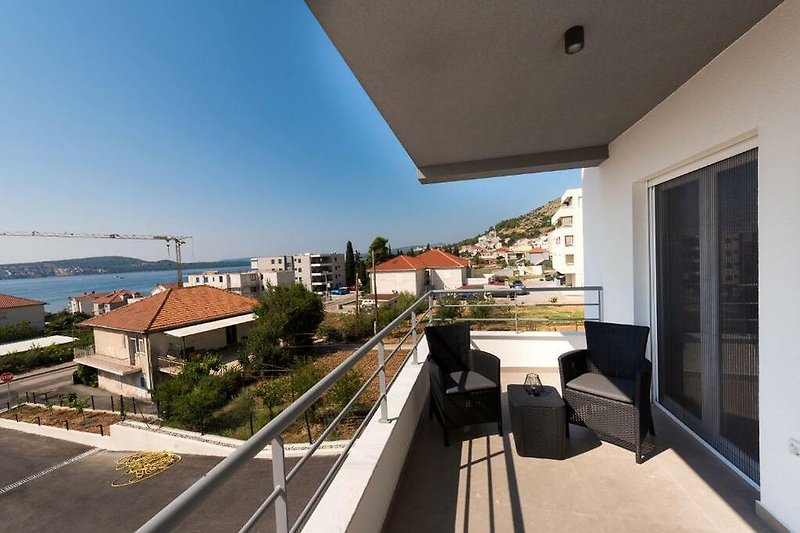 Städtisches Apartment mit Balkon und Aussicht.