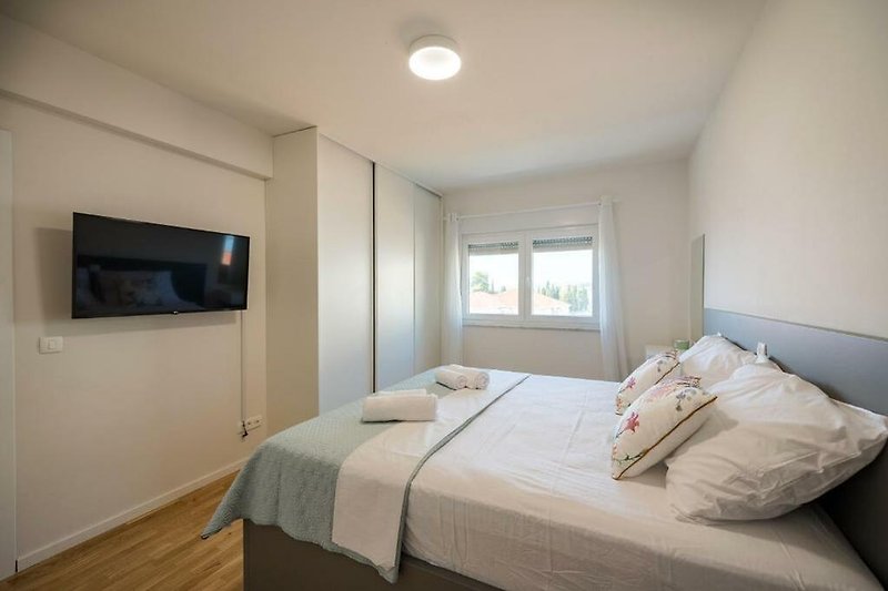Masterschlafzimmer mit Klimaanlage, TV und Badezimmer.