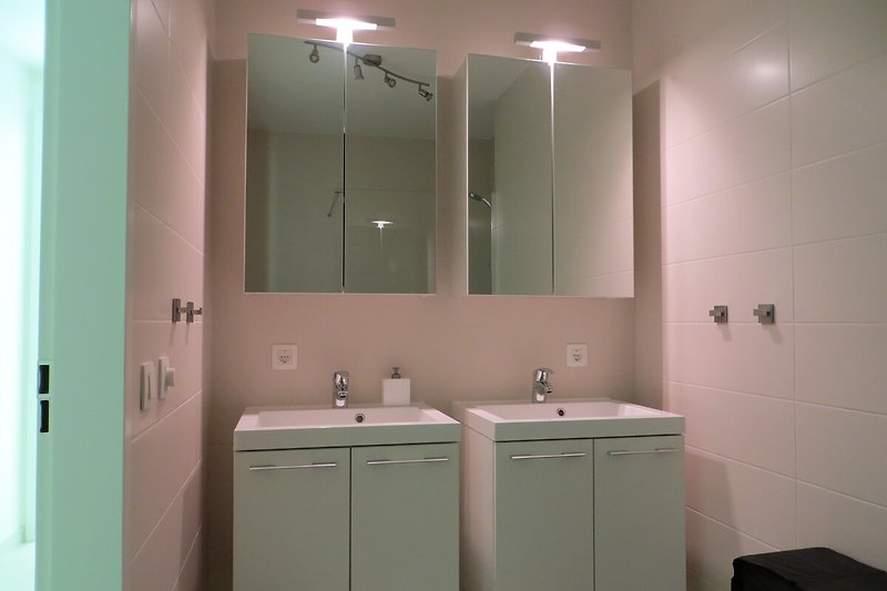 Badkamer met dubbele wastafel