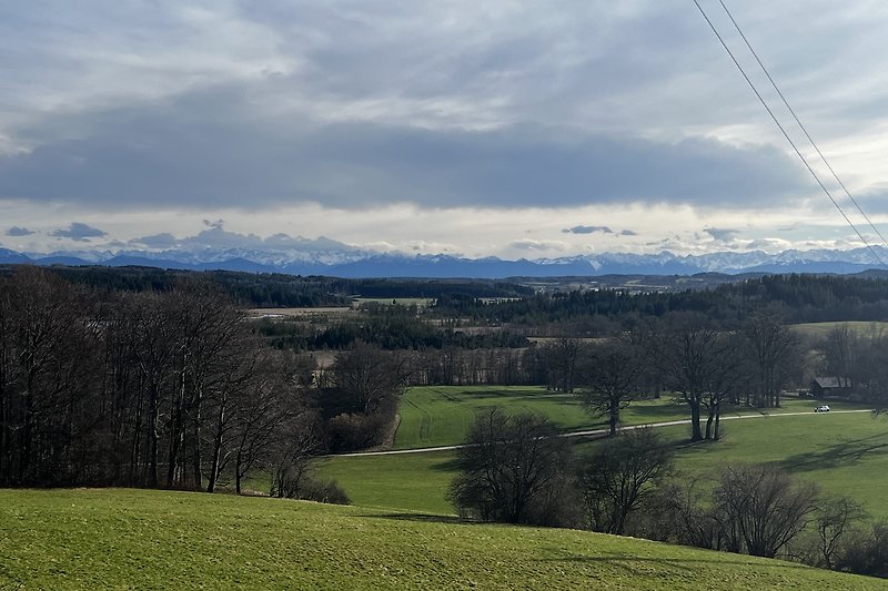 Ausblick auf die Alpen von einer nahen Aussichtsbank
