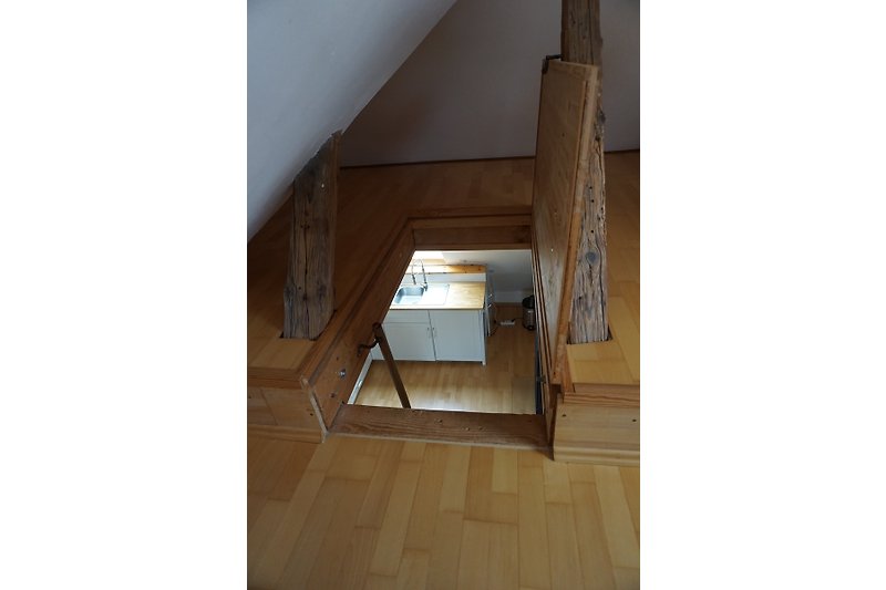 Holzregal, Tisch, Haus - rustikales Zimmer mit natürlicher Note.