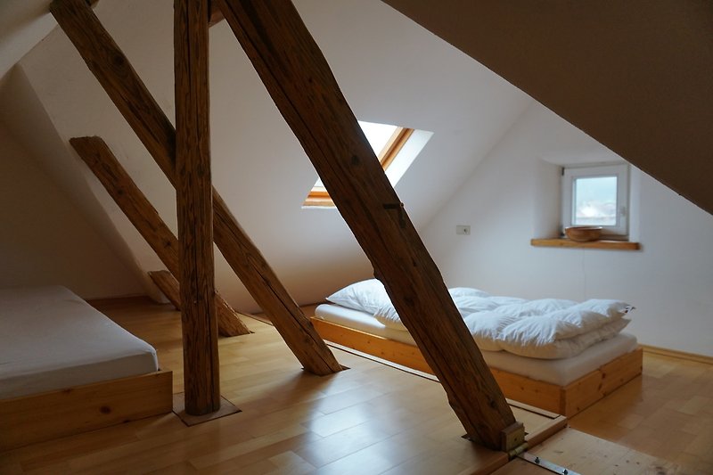 Holzhaus mit gemütlichem Bett und schöner Beleuchtung.