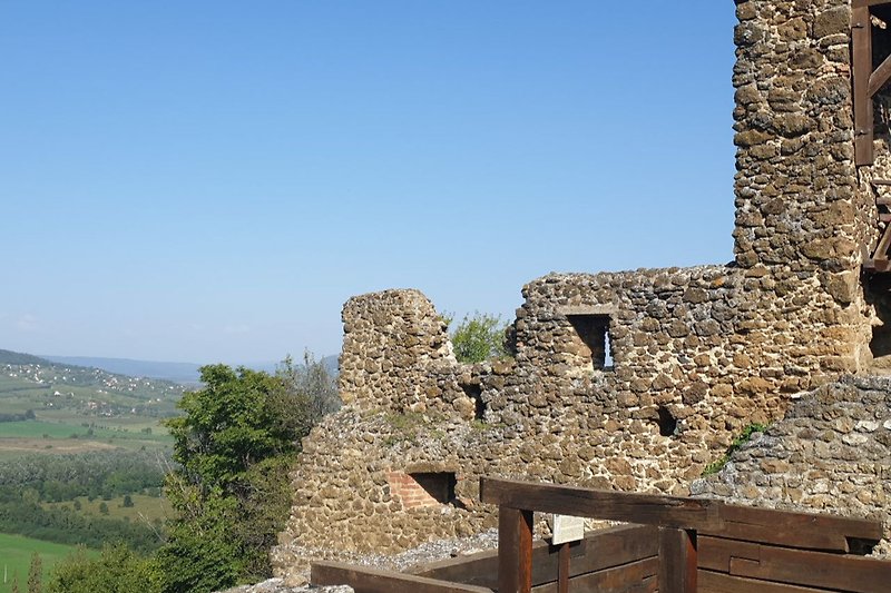 Viele Burgen laden zum Besuch ein und bieten einen wunderschönen Blick über den Balaton oder die Vulkanhügel.