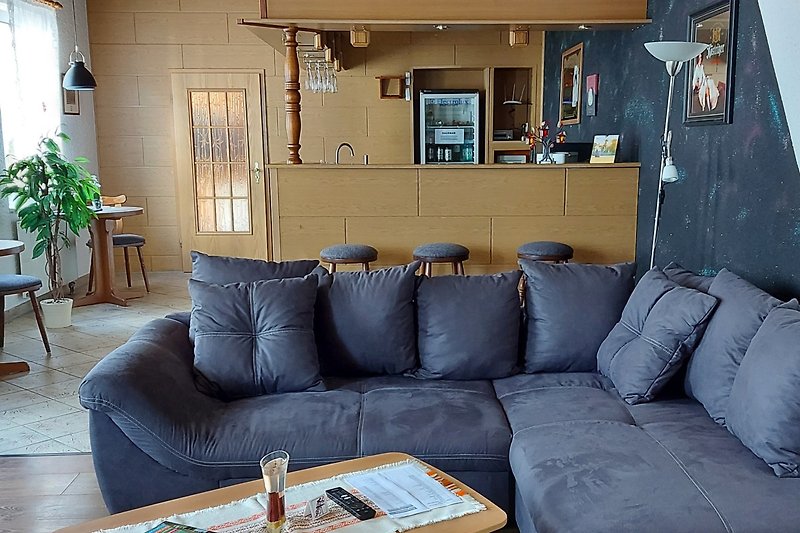 Stilvolles Wohnzimmer mit bequemer Couch und Holztisch.