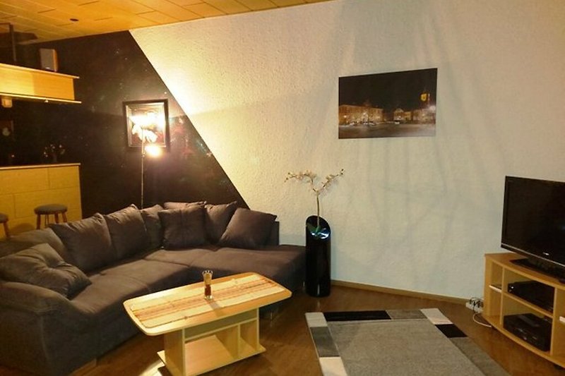 Stilvolles Wohnzimmer mit gemütlicher Couch und Holztisch.