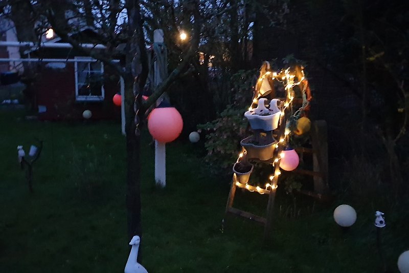 Nachtgarten mit Ballons, Laternen und Spaß.