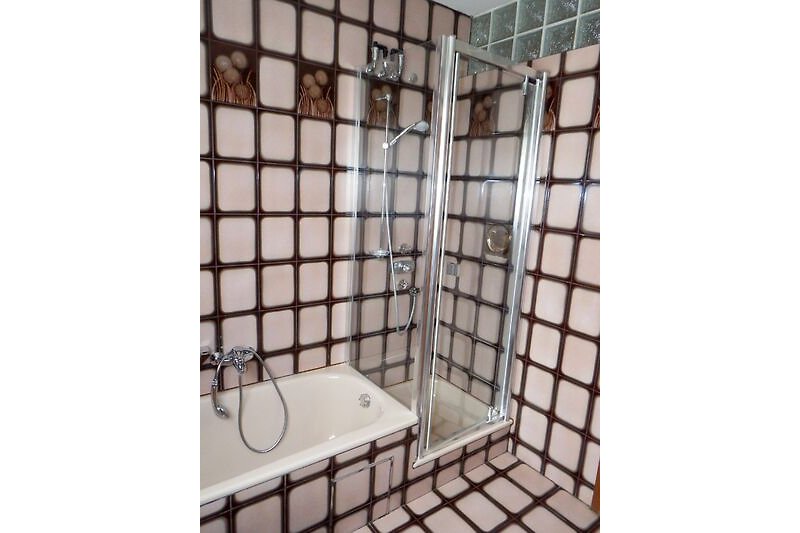 Badezimmer mit Dusche und separater Badewanne, das WC befindet sich nebenan in einem extra Raum